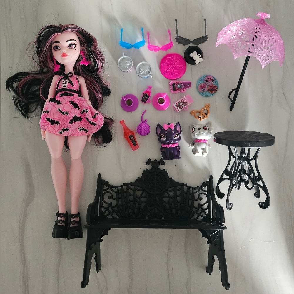 COMPLETE Draculaura Bite in the Park Playset
